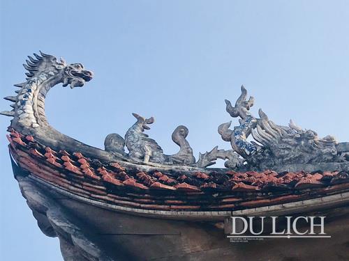 Chạm khắc hình rồng trên mái đình Quan Lạn. Ảnh: Hoa Trang